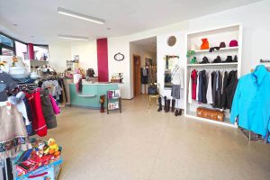 Innenansicht eines Ladens mit Kleidung und Accessoires für individuelle Beratung und Praxisprojekte.