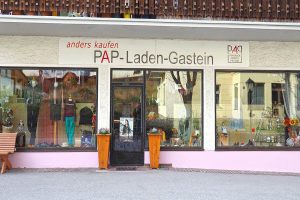 PAP-Laden-Gastein mit Schaufenster und Angeboten des Pongauer ArbeitsProjekts.