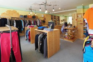 Buntes Verkaufsinterieur mit Bekleidung und Accessoires im Pongauer ArbeitsProjekt.