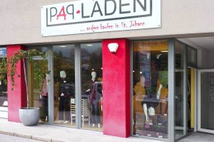 Schaufenster des P49-Ladens in St. Johann mit Mannequins und kreativer Bekleidungsauslage.