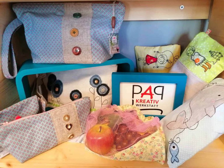 Bunte Handarbeitsartikel und Kissen aus der PAP-Kreativwerkstatt in der BOXX.